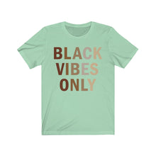 Cargar imagen en el visor de la galería, Black Vibes Only: Kings&#39; or Queens&#39; Jersey Short Sleeve Tee